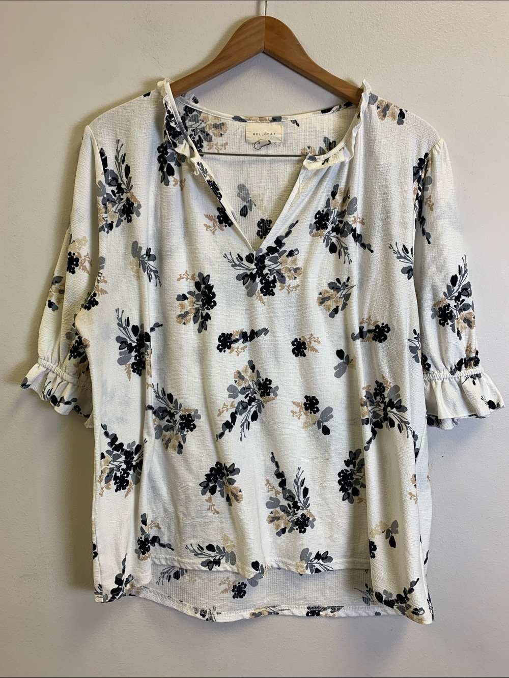 MELLODAY Cream Floral V-Neck Ruffle Sleeve Blouse